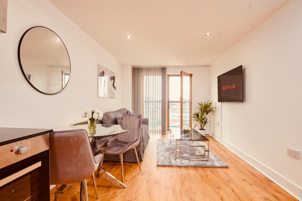 Modern Deluxe City Centre Apt & Free Secure Parking! Accommodation image 1 Modern Deluxe City Centre Apt & Free Secure Parking! image one