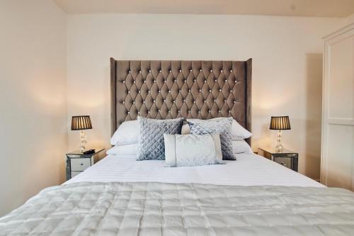 Modern Deluxe City Centre Apt & Free Secure Parking! Accommodation image 3 Modern Deluxe City Centre Apt & Free Secure Parking! image three