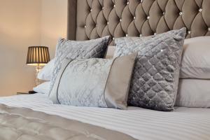 Modern Deluxe City Centre Apt & Free Secure Parking! Accommodation image 2 Modern Deluxe City Centre Apt & Free Secure Parking! image two