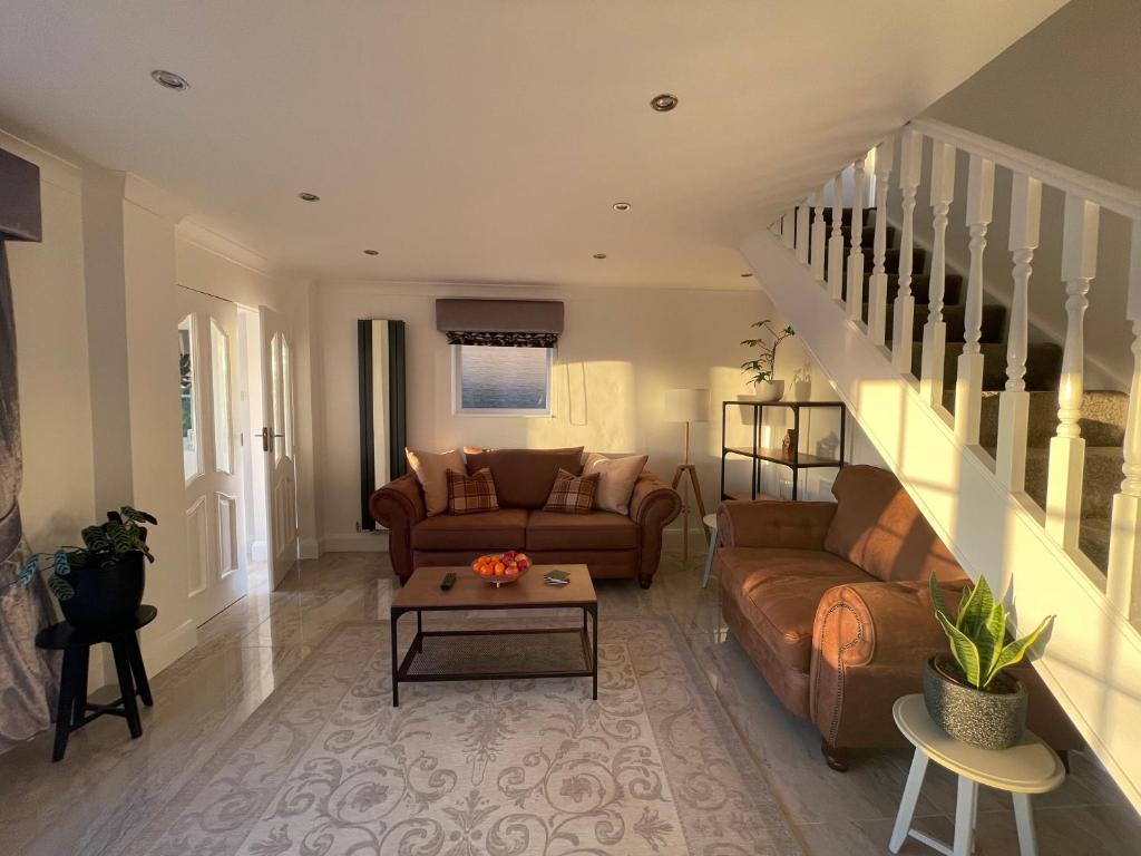 Stunning 3 Bedroom Dutch barn cottage with parking image one