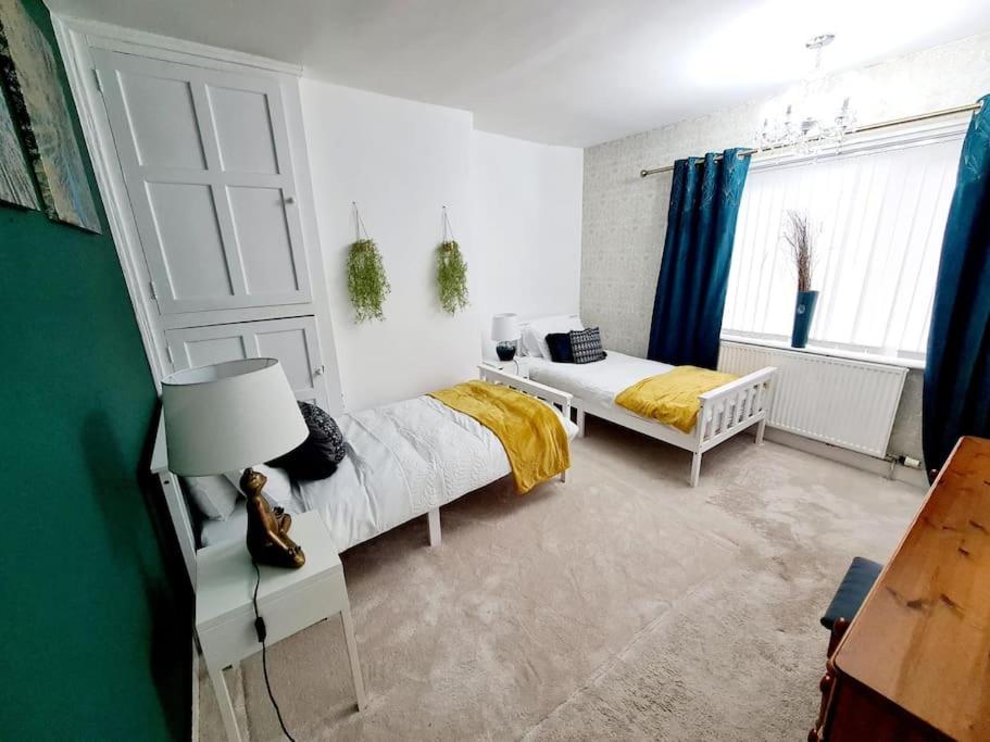 Luxury 3-BR Sheffield Home - Warm & Cosy Accommodation image 1 Luxury 3-BR Sheffield Home - Warm & Cosy image one