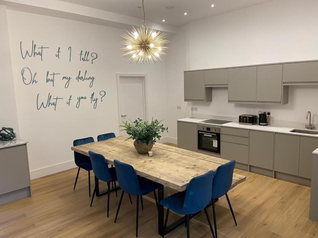 Apartment 5 4 bedrooms, sleeps x 15 Accommodation image 1 Apartment 5 4 bedrooms, sleeps x 15 image one