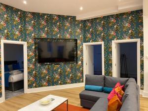 Apartment 5 4 bedrooms, sleeps x 15 Accommodation image 2 Apartment 5 4 bedrooms, sleeps x 15 image two
