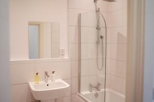 Apartment 8 2 bedrooms, sleeps x 6 Accommodation image 2 Apartment 8 2 bedrooms, sleeps x 6 image two