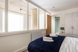 Stunning 2 Bed Riverside Apartment with Balcony image two
