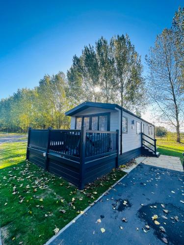 Blossom Lodge with Hot Tub Accommodation image 3 Blossom Lodge with Hot Tub image three