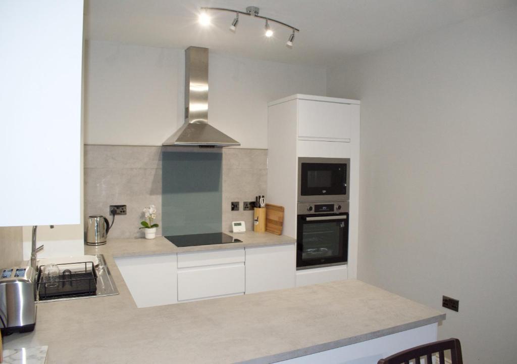 Beautifully refurbished 2 bedroom self-contained apartment with secure parking Accommodation image 1 Beautifully refurbished 2 bedroom self-contained apartment with secure parking image one