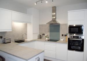 Beautifully refurbished 2 bedroom self-contained apartment with secure parking Accommodation image 2 Beautifully refurbished 2 bedroom self-contained apartment with secure parking image two
