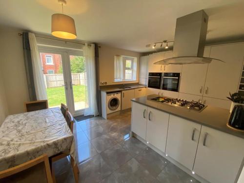 Deluxe City Centre 4 Bedroom Entire Town House image three