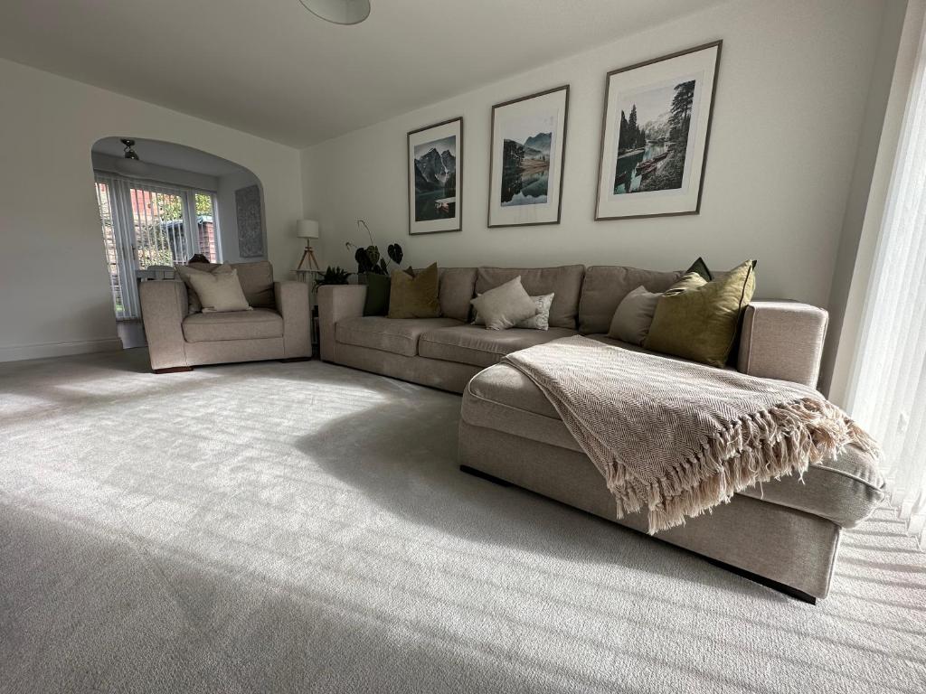 Spacious and stylish 4-bed home ideal for families Accommodation image 1 Spacious and stylish 4-bed home ideal for families image one