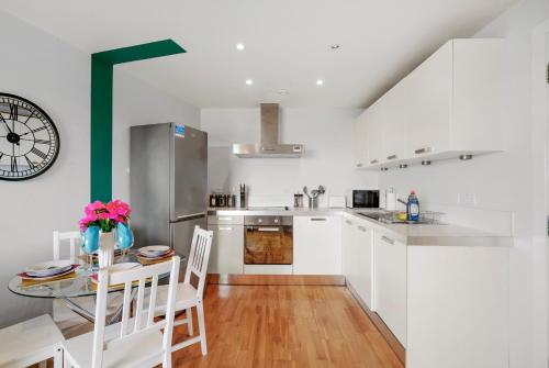 Stylish Central Sheffield Apartment - Parking image three