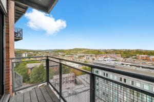 Stylish Central Sheffield Apartment - Parking image two