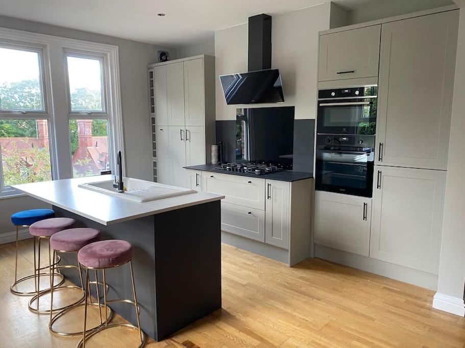 3 Bed Flat in Vibrant Sheffield Location image one