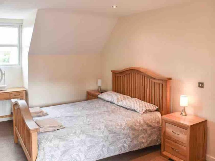 Normanton -ThreeStorey Townhouse -Free parking Accommodation image 1 Normanton -ThreeStorey Townhouse -Free parking image one