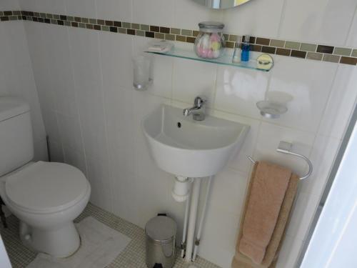 Oakwell Guest House Accommodation image 3 Oakwell Guest House image three