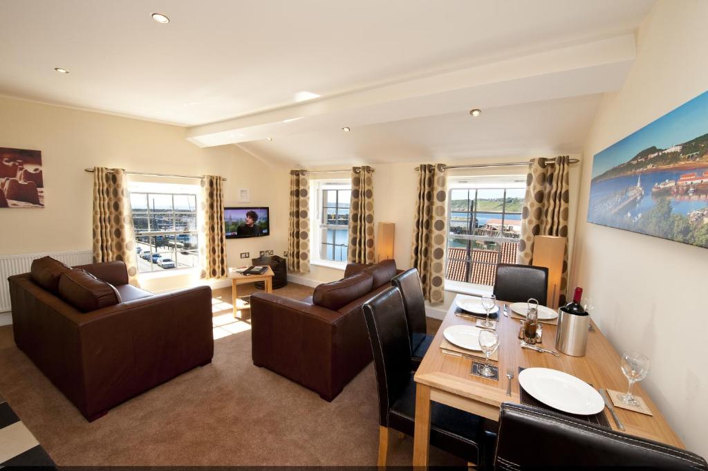 Harbourside Apartments with Private Parking image one