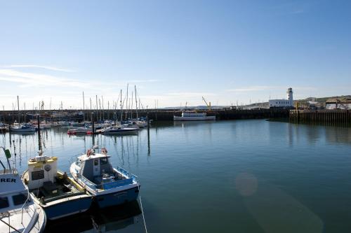 Harbourside Apartments with Private Parking image three
