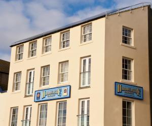 Harbourside Apartments with Private Parking image two