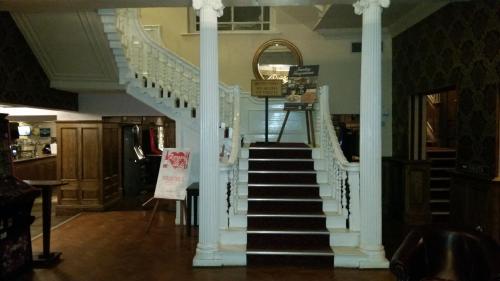 The Three Tuns Hotel Wetherspoon image two