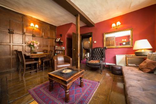 Trembling Madness Apartments image three