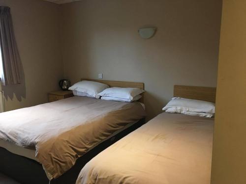 The Fitzwilliam Arms Hotel image three