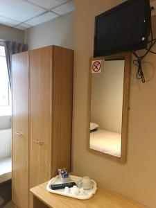 The Fitzwilliam Arms Hotel image two
