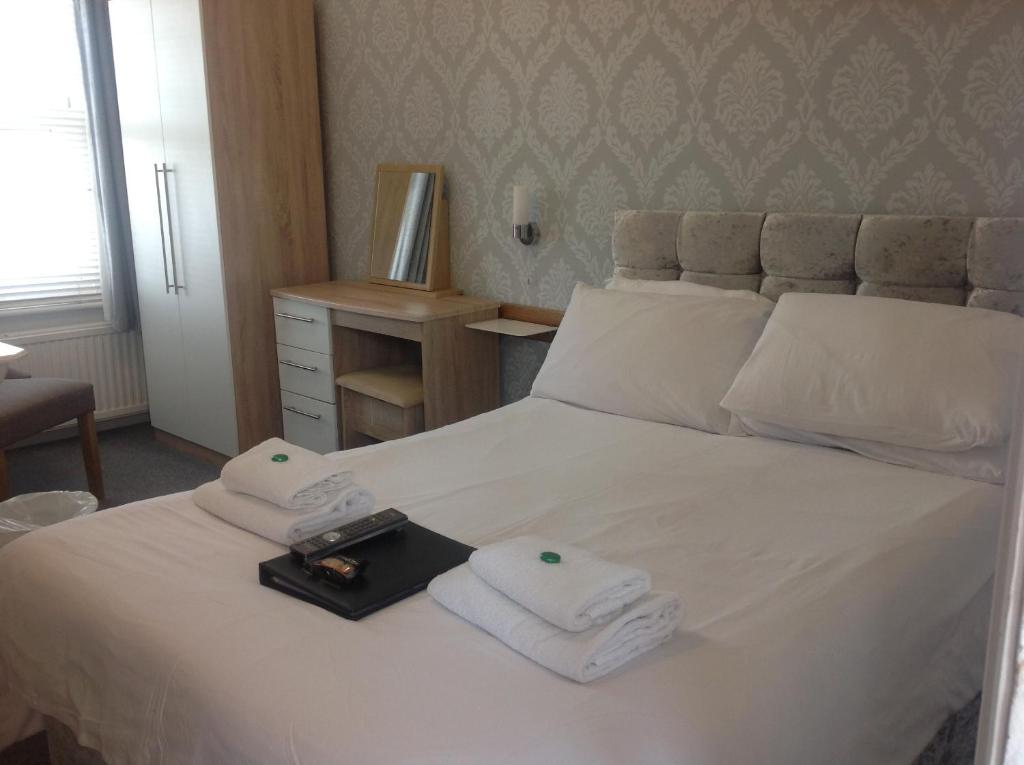 Grosvenor Hotel Accommodation image 1 Image name bedroom grosvenor hotel robin hoods bay the 1 image from the post Grosvenor Hotel in Yorkshire.com.