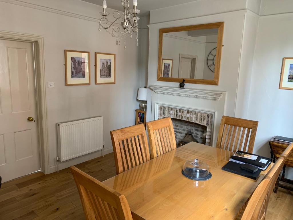 7 Precentor's Court Accommodation image 4 Image name dining room precentors court york the 2 image from the post 7 Precentor's Court in Yorkshire.com.