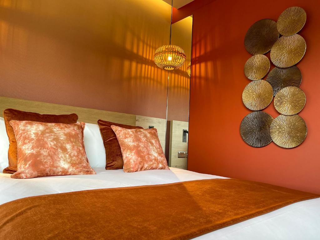Image name hex hotel doncaster yorkshire the 1 image from the post Hex Hotel at Yorkshire Wildlife Park in Yorkshire.com.