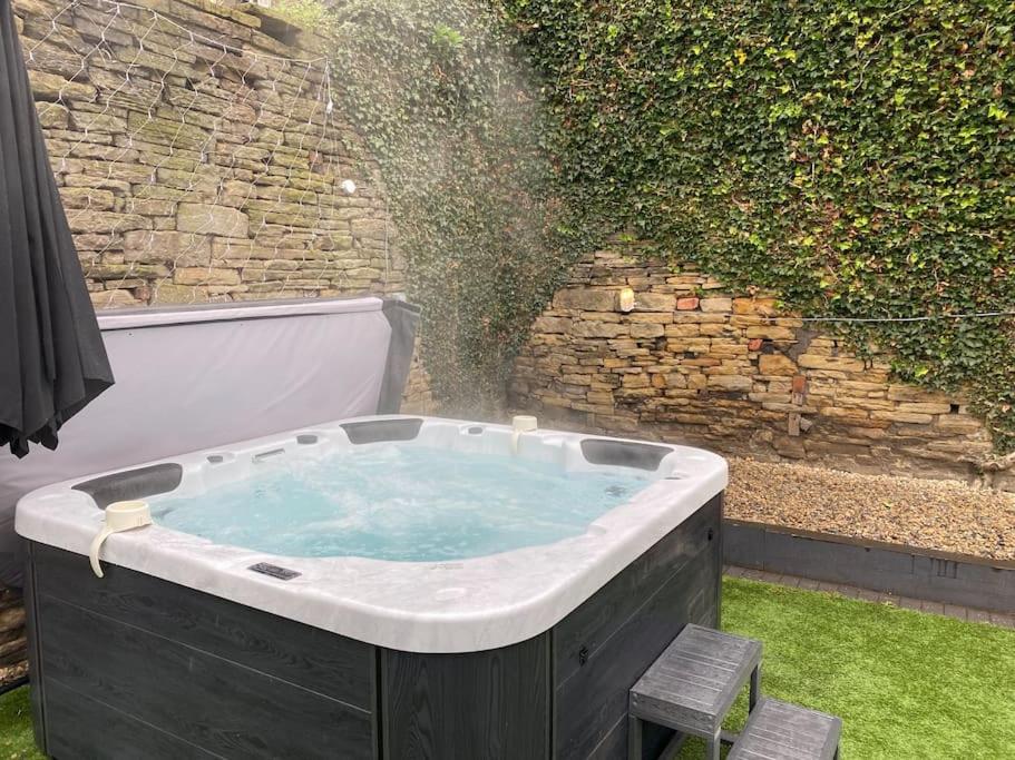 Image name hot tub honeybee holiday let bradford the 1 image from the post Honeybee Cottage, with a log fire & a hot tub. in Yorkshire.com.