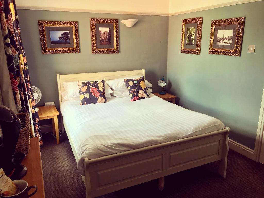 The Royal Oak Ripon Accommodation image 1 Image name royal oak ripon bedroom yorkshire the 1 image from the post The Royal Oak Ripon in Yorkshire.com.