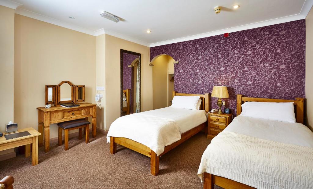 Image name twin room the feathers pocklington yorkshire the 4 image from the post The Feathers in Yorkshire.com.