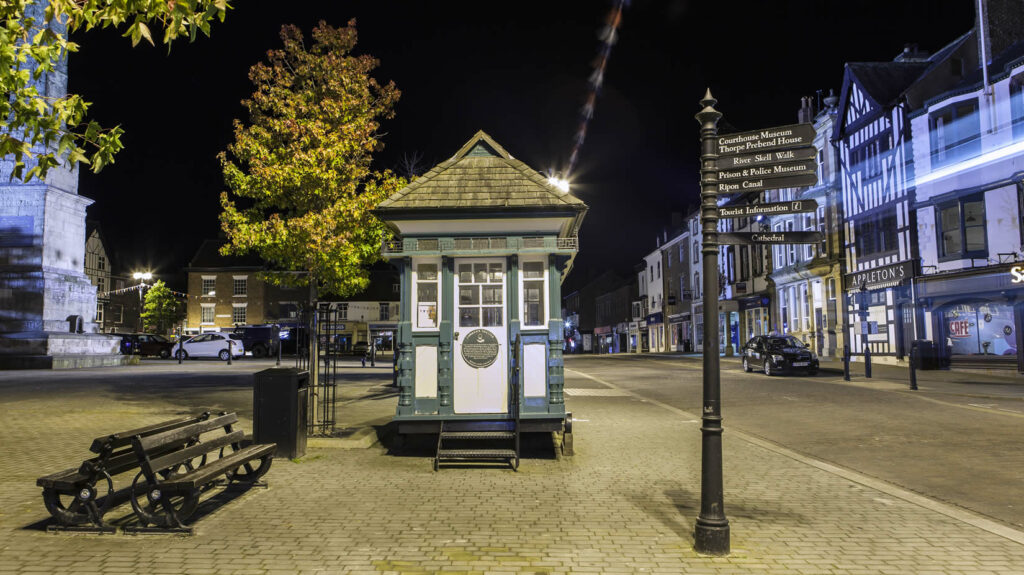 Ripon Page image 16 Image name ripon market place evening the 8 image from the post Ripon in Yorkshire.com.