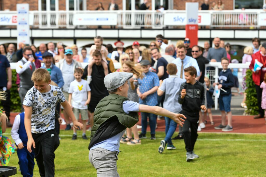 Image name 3Fw8Mu98 the 3 image from the post Pontefract Racecourse in Yorkshire.com.