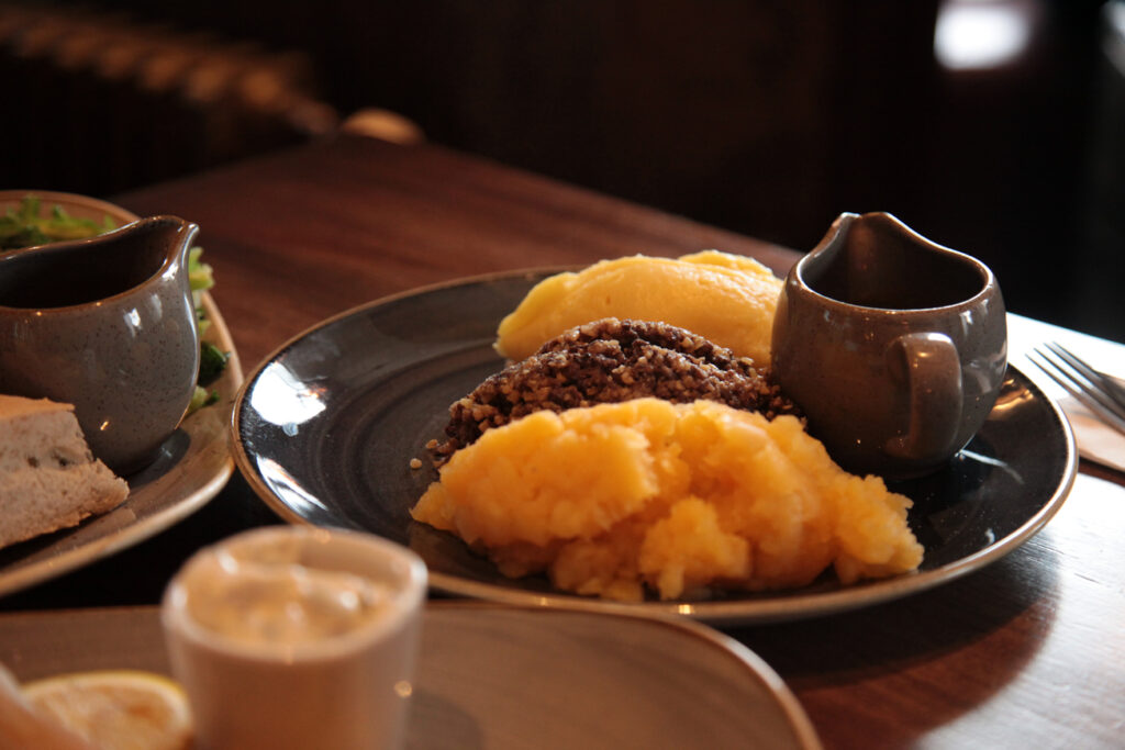 burns night supper haggis neeps and tatties