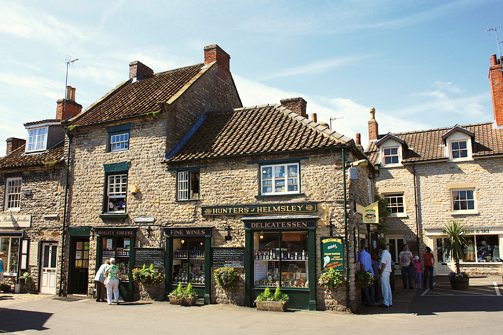 Image name hunters of helmsley shop yorkshire 1 the 14 image from the post Walk: Helmsley Discovery Trail in Yorkshire.com.