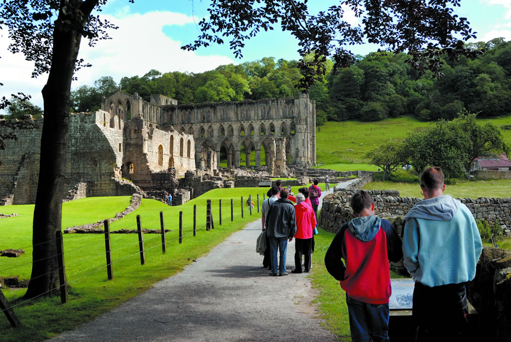 Image name rievaulx abbey yorkshire the 15 image from the post Walk: Helmsley and Rievaulx Abbey in Yorkshire.com.
