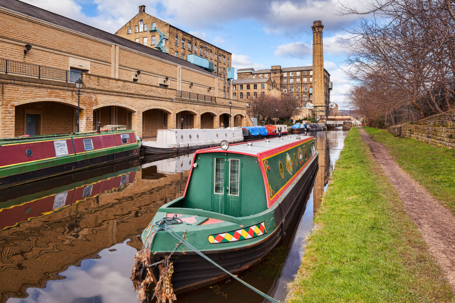 Image name narrow boats huddersfield broad canal yorkshire the 21 image from the post Walk: Huddersfield Broad Canal in Yorkshire.com.