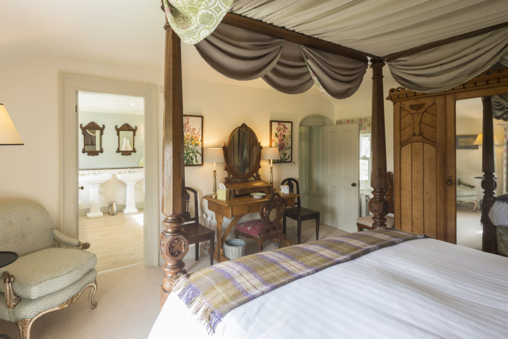 Stank House Farm Accommodation image 4 Image name DEVONSHIRE BOLT HOLES YORKSHIRE STANK HOUSE FARM FOUR POSTER BED the 4 image from the post Stank House Farm in Yorkshire.com.