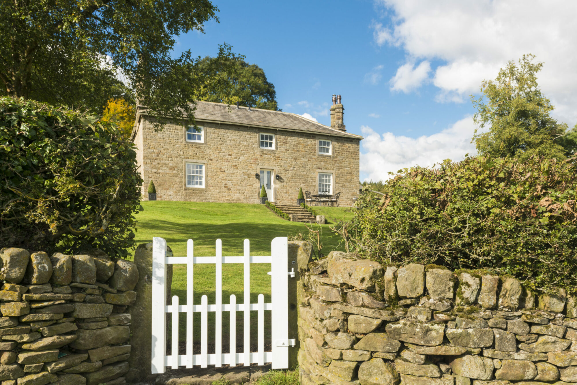 Image name DEVONSHIRE BOLT HOLES YORKSHIRE STANK HOUSE FARM VIEWS SUMMER EXTERNAL 1 scaled the 18 image from the post Stank House Farm in Yorkshire.com.