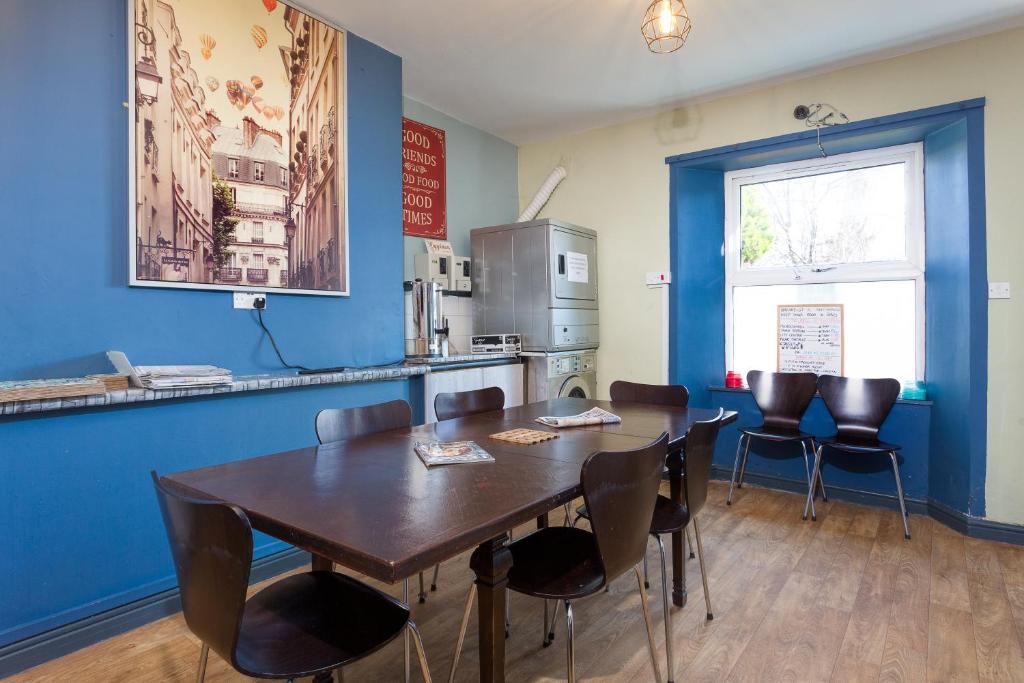 Russell Scott Backpackers - Sheffield Accommodation image 4 Image name breakfast room russell scott backpackers sheffield yorkshire the 3 image from the post Russell Scott Backpackers - Sheffield in Yorkshire.com.