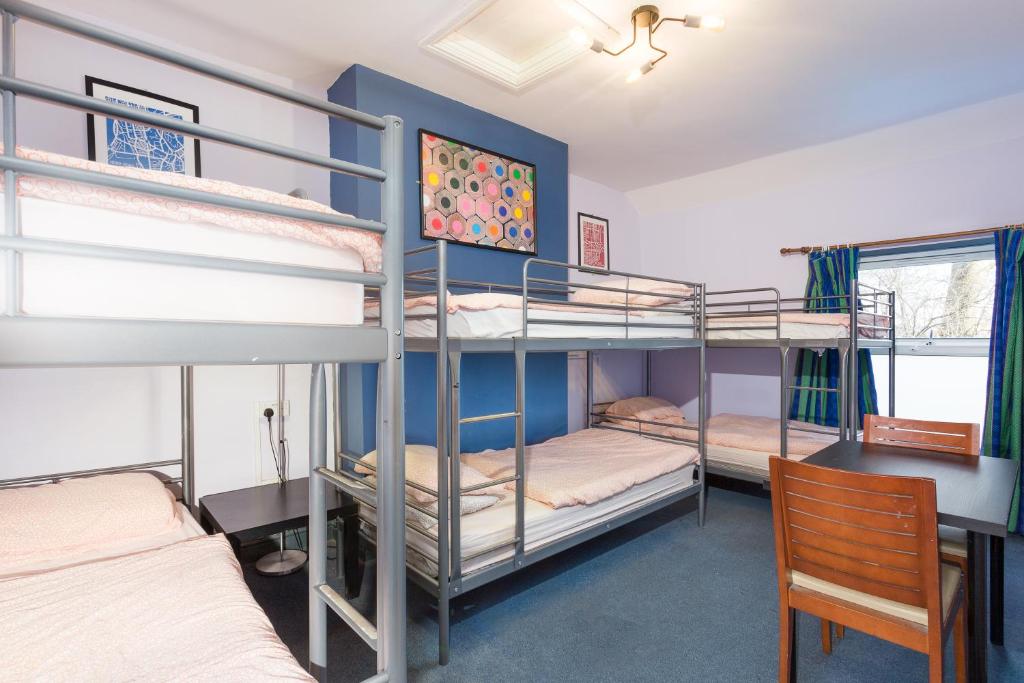 Russell Scott Backpackers - Sheffield Accommodation image 2 Image name bunk beds room russell scott backpackers sheffield yorkshire the 1 image from the post Russell Scott Backpackers - Sheffield in Yorkshire.com.