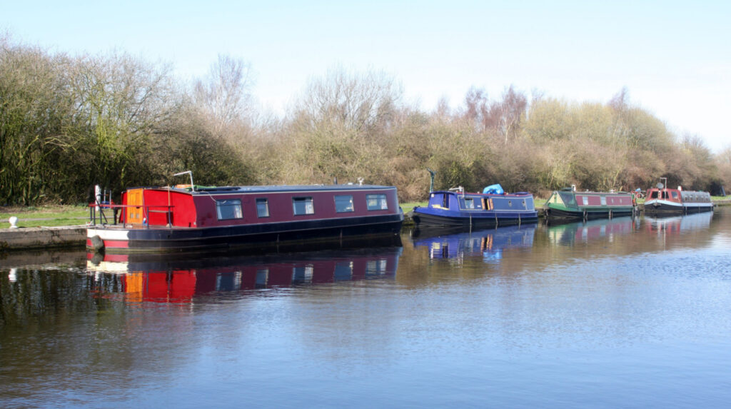 Image name stanley ferry narrow boats wakefield west yorkshire the 1 image from the post Walk: Stanley Ferry in Yorkshire.com.