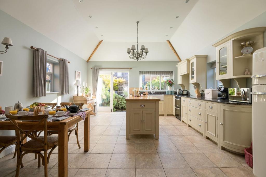 Image name dovecote york kitchen the 3 image from the post Luxury with a Difference in Yorkshire.com.