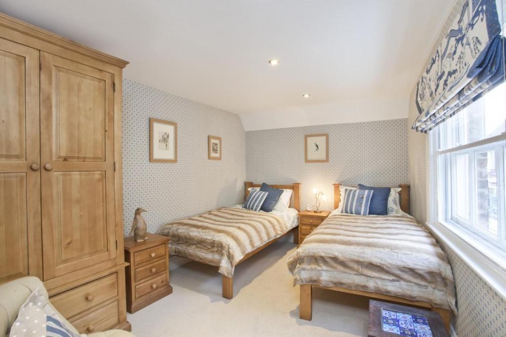 Special offer: 15% off accommodation with Booking.com Post image 1 Image name kings apartment twin room york the 1 image from the post Special offer: 15% off accommodation with Booking.com in Yorkshire.com.