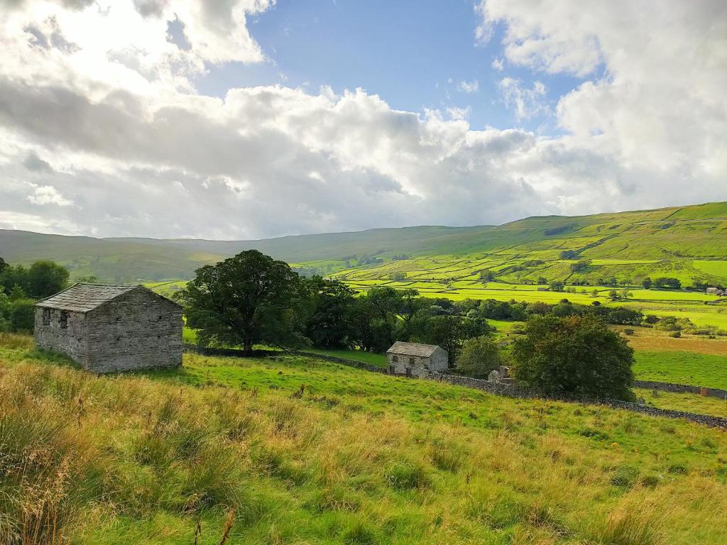 Where to stay for the Yorkshire Dark Skies Festival 2025 Post image 3 Image name beebole cottage yorkshire dales the 3 image from the post Where to stay for the Yorkshire Dark Skies Festival 2025 in Yorkshire.com.