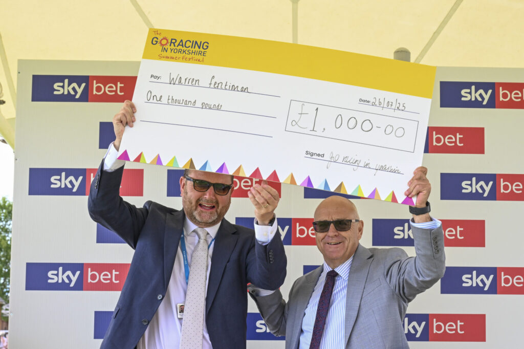 Tim Easterby Leads Clean Sweep at Go Racing In Yorkshire Summer Festival Post image 3 Image name 260725 Warren Fentiman Cheque Presentation 0873 the 3 image from the post Tim Easterby Leads Clean Sweep at Go Racing In Yorkshire Summer Festival in Yorkshire.com.